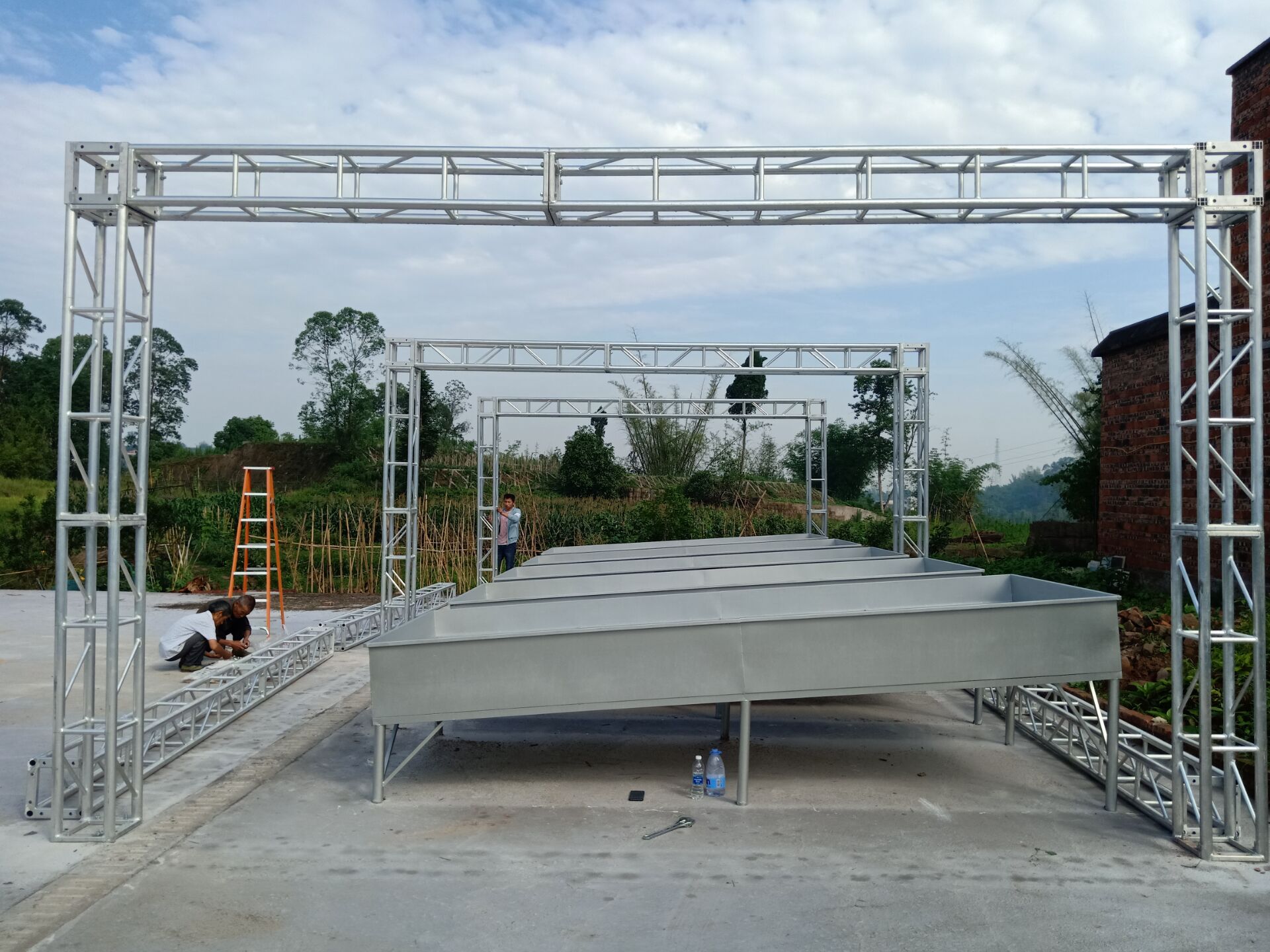 某科研團隊采用人工模擬降雨裝置